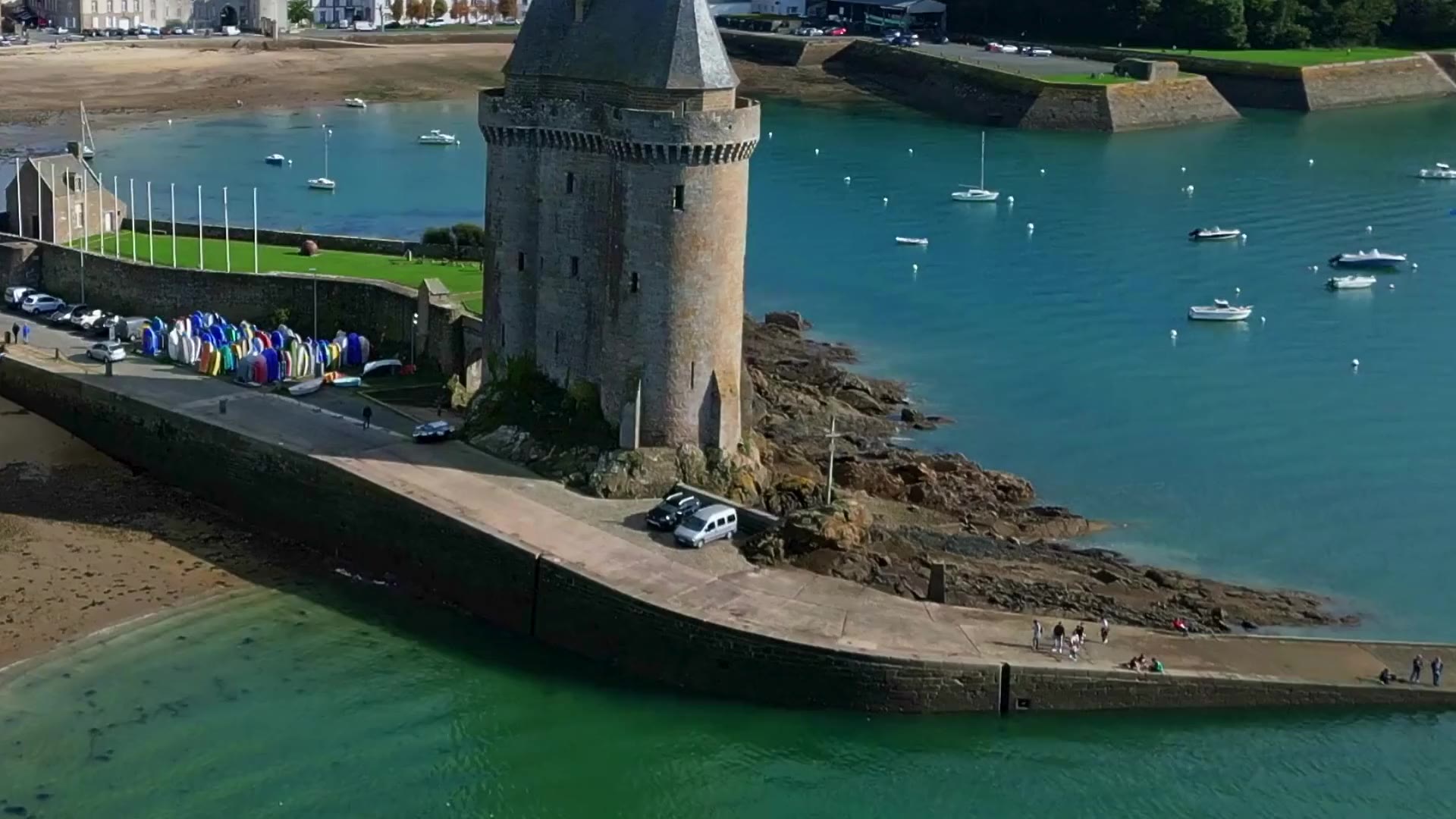 Les falaises de craie d'Étretat face à la Manche