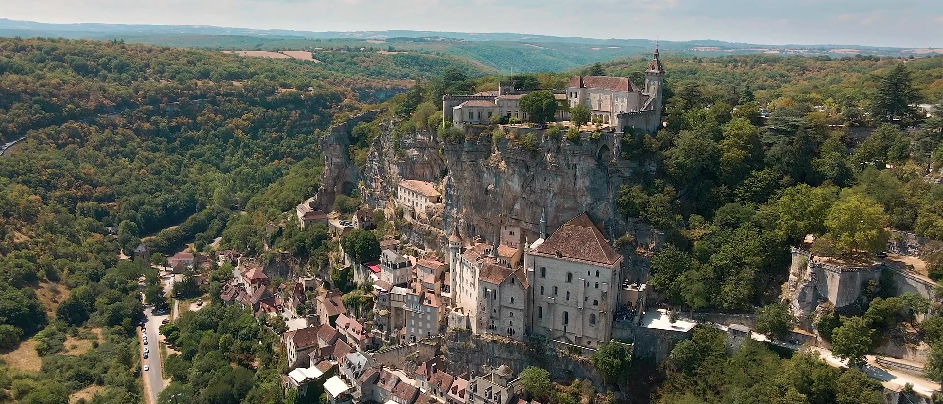 Le village et les vignes en terrasses de la vallée de Baïgorry
